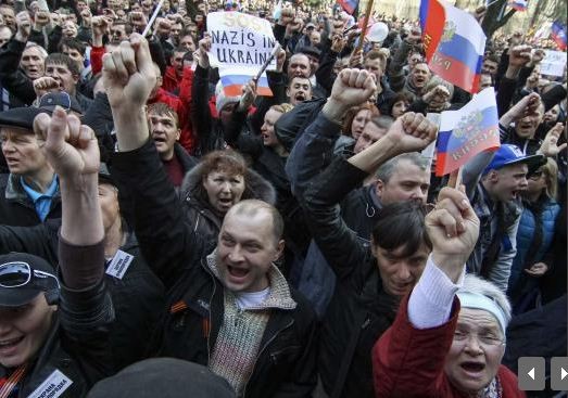 Những người dân Crimea ủng hộ phương án sáp nhập Nga.