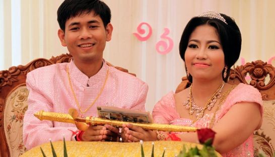 Con gái và con rể trùm diệt chủng Khmer Đỏ Pol Pot trong ngày cưới.