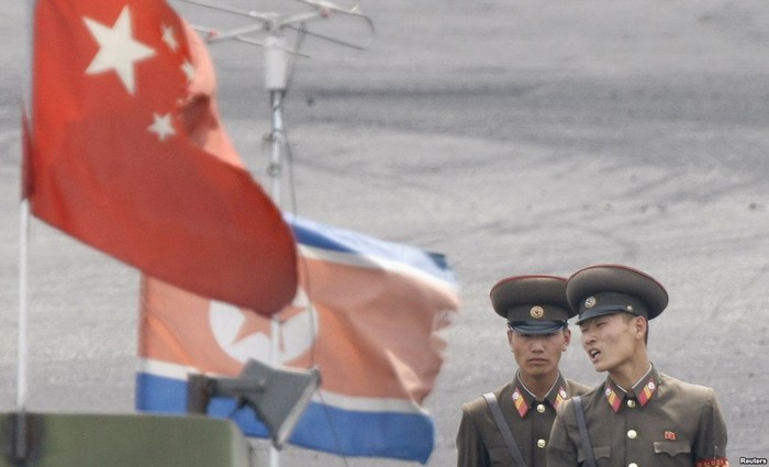 Lính Bắc Triều Tiên tuần tra canh gác trên biên giới với Trung Quốc.