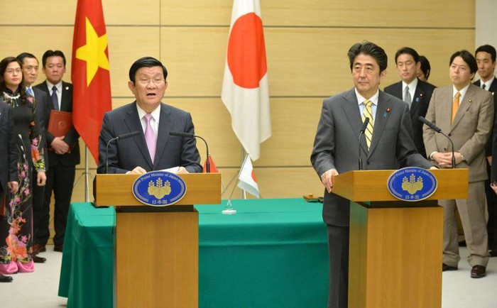 Chủ tịch nước Trương Tấn Sang và Thủ tướng Nhật Bản Shinzo Abe trong buổi họp báo chung.