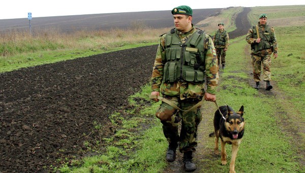Lính biên phòng Ukraine tuần tra biên giới.