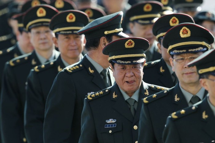 Các sĩ quan cấp tướng Trung Quốc xếp hàng vào họp Quốc hội.