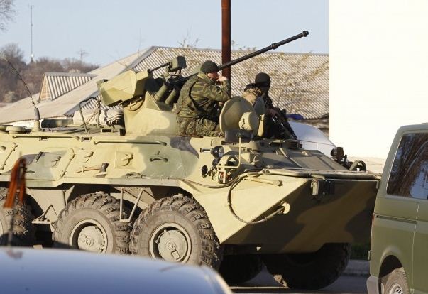 Xe bọc thép Nga tiến vào căn cứ không quân Belbek của Ukraine trên bán đảo Crimea.