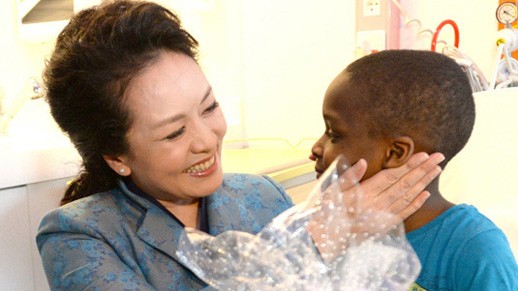Đệ nhất phu nhân Trung Quốc, bà Bành Lệ Viện thăm một bệnh nhân nhi tại Pháp.