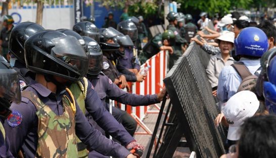 Cảnh sát quân sự Campuchia ngăn chặn hoạt động biểu tình của phe đối lập.