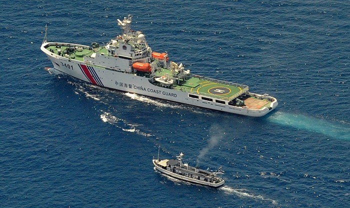 Tàu Cảnh sát biển Trung Quốc lớn hơn rất nhiều so với tàu tiếp tế của Philippines tìm mọi cách ngăn chặn nhưng bất thành.