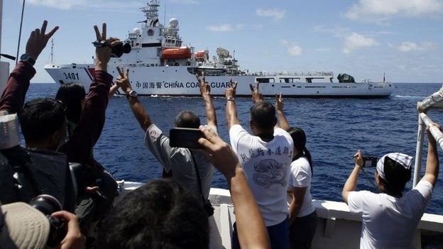 Chiều Thứ Bảy 29/3, tàu công vụ Philippines chở nhu yếu phẩm và đưa theo nhiều phóng viên quốc tế đã chọc thủng vòng vây tàu Trung Quốc ngoài bãi Cỏ Mây để tiếp cận nơi Philippines đóng quân đồn trú.