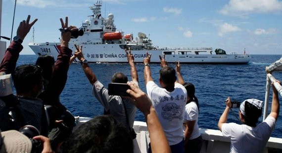 Rất nhiều phóng viên quốc tế đi theo tàu Philippines ra dấu hòa bình trước sự ngăn chặn hùng hổ của tàu Trung Quốc ngoài bãi Cỏ Mây. Bắc Kinh đã không làm gì được họ.
