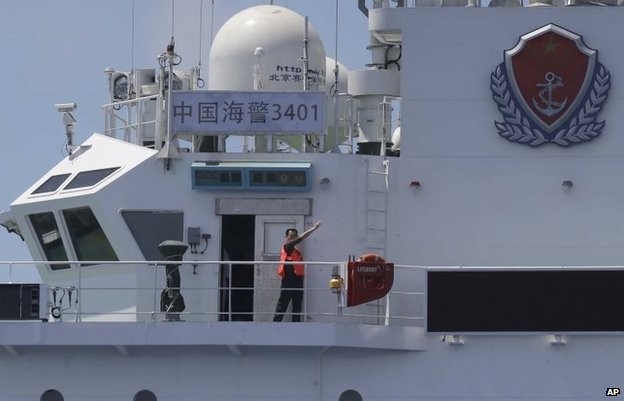 Tàu Cảnh sát biển Trung Quốc vây hãm tàu Philippines ngoài bãi Cỏ Mây chiều 29/3 nhưng bất thành.