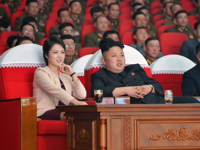 Vợ chồng nhà lãnh đạo Kim Jong-un xem biểu diễn văn nghệ.