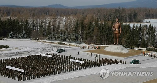 Hàng ngàn quân nhân Bắc Triều Tiên tham dự &quot;thệ sư đại hội&quot; tổ chức tại tượng đài Kim Nhật Thành ở gần núi Paektu.