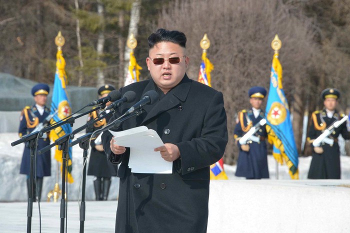 Nhà lãnh đạo Kim Jong-un đeo kính râm phát biểu trước buổi tuyên thệ tại tượng đài Kim Nhật Thành.