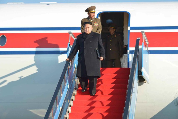 Ông Kim Jong-un bước xuống từ chuyên cơ.