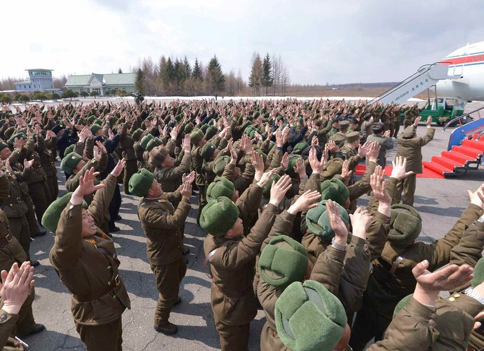 Hàng ngàn sĩ quan, binh lính Triều Tiên đón nhà lãnh đạo của họ.