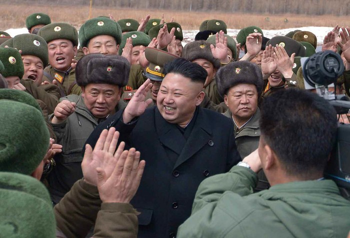 Phó Nguyên soái Choe Ryong-hae (bên phải Kim Jong-un) tháp tùng lãnh đạo tối cao.
