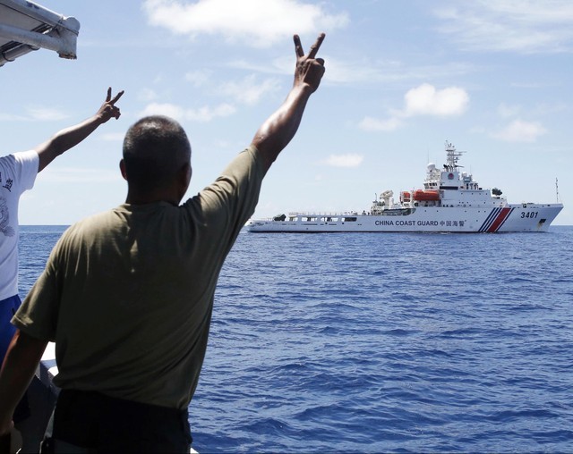 Tàu tiếp tế Philippines vượt vòng vây của 2 tàu Cảnh sát biển Trung Quốc ngoài bãi Cỏ Mây chiều 29/3.