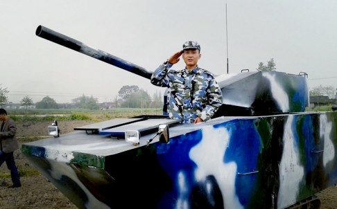 Giản Lâm trên chiếc xe tăng tự chế khá giống chiếc 63A của quân đội Trung Quốc.