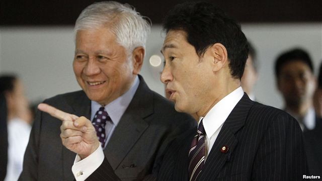 Ngoại trưởng Philippines Albert del Rosario và Ngoại trưởng Nhật Bản Fumio Kishida.
