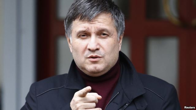 Bộ trưởng Nội vụ Ukraine Arsen Avakov cảnh báo người dân Slavyansk ở yên trong nhà, tránh xa cửa sổ.