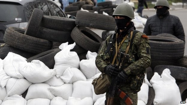 Những tay súng đeo mặt nạ phong tỏa đồn cảnh sát Sloviansk ở Đông Ukraine.