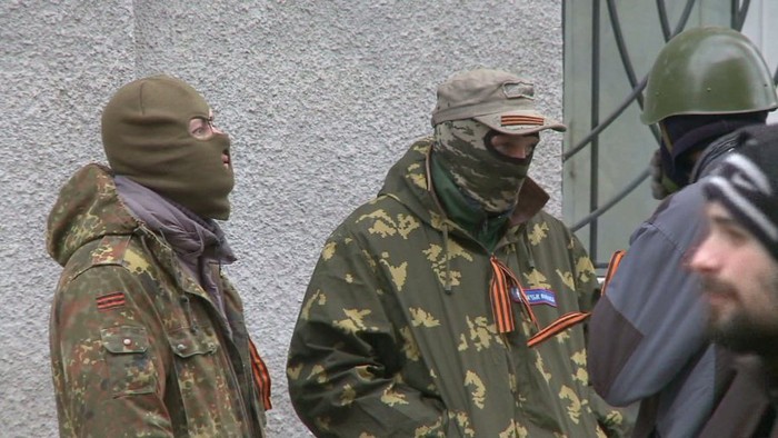 Đội quân mặt nạ có mặt khắp các điểm nóng miền Đông Ukraine.