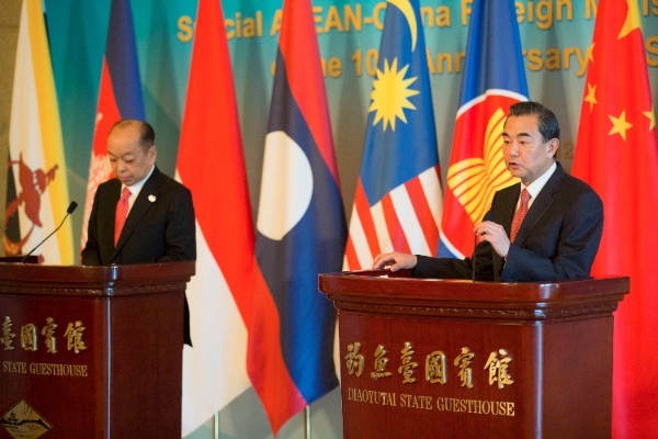 Ngoại trưởng Trung Quốc Vương Nghị (phải) trong hội nghị Ngoại trưởng ASEAN - Trung Quốc.