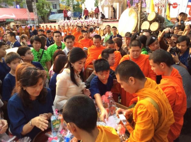Mẹ con bà Yingluck Shinawatra đón Tết truyền thống Thái Lan cùng những người ủng hộ ở Chiang Mai.