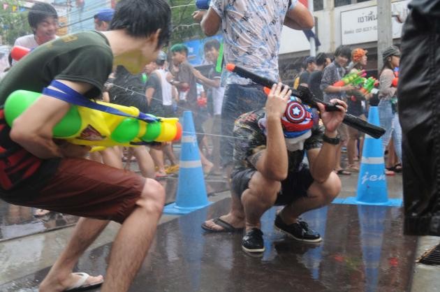 Người dân Thái Lan tham gia lễ té nước đón năm mới truyền thống, tạm quên đi không khí chính trị ngột ngạt suốt những ngày qua.