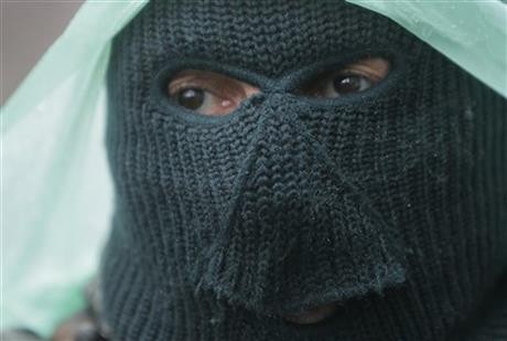 Đội quân mặt nạ đang tỏ ra nguy hiểm hơn cả 40 ngàn quân áp sát biên giới Ukraine?