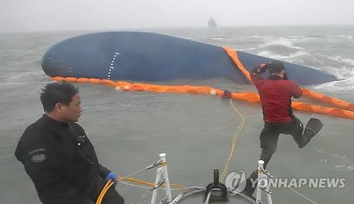 Theo Yonhap, hoạt động của đội thợ lặn tìm kiếm các hành khách mất tích đã tạm dừng hoàn toàn vào lúc 1 giờ chiều nay giờ Seoul do thời tiết quá xấu.