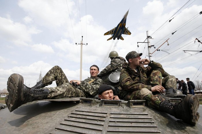 Chiến đấu cơ, xe bọc thép và lính Ukraine tiến thoái lưỡng nan tại căn cứ quân sự ở Kramatorsk.