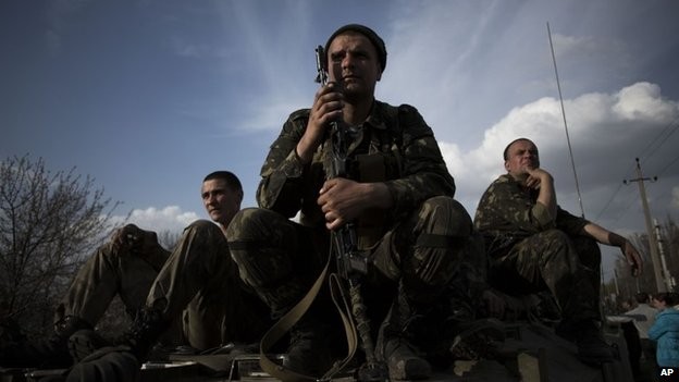Lính Ukraine tỏ ra mệt mỏi khi bị điều động đến miền Đông dẹp biểu tình đòi ly khai.