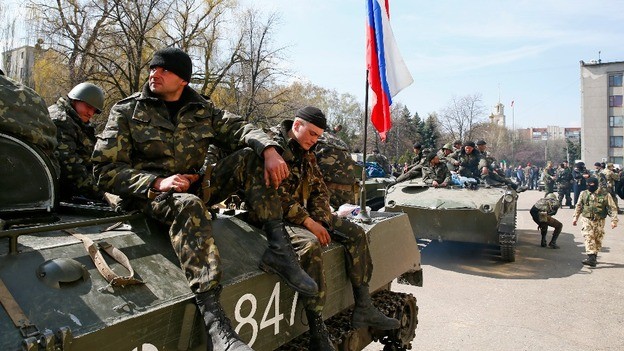 6 chiếc xe bọc thép bị người biểu tình bắt giữ khi vừa ra quân &quot;chống khủng bố&quot; đã trở thành nỗi nhục của Kiev.