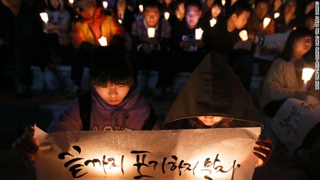 Học sinh trường trung học Danwon, Hàn Quốc thắp nến cầu nguyện cho các nạn nhân vụ đắm phà Sewol, trong đó có rất nhiều người bạn của họ.