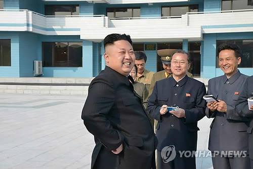Bức ảnh nhà lãnh đạo Kim Jong-un cười rạng rỡ được đăng trên trang nhất tờ Rodong Sinmun sáng nay, trong lúc tang tóc đau thương đang bao trùm Hàn Quốc.