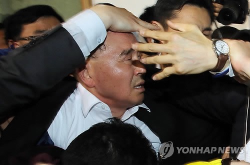 Thủ tướng Hàn Quốc bị người nhà những nạn nhân vụ đắm phà tấn công hôm 17/4.