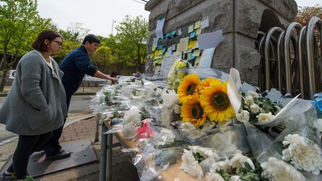 Những đóa hoa được người thân, bạn bè và cả những người không quen biết đặt trước cổng trường trung học Danwon, nơi có cả trăm học sinh thiệt mạng và đang mất tích sau thảm họa đắm tàu.