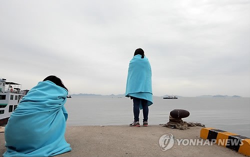 Người nhà những hành khách đi trên chuyến phà định mệnh Sewol vẫn ngày ngày ra biển ngóng trông, chờ đợi trong nỗi tuyệt vọng, đau đớn tột cùng.
