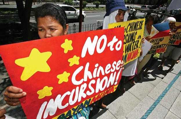 Người Philippines biểu tình phản đối Bắc Kinh leo thang trên Biển Đông trước lãnh sự quán Trung Quốc.