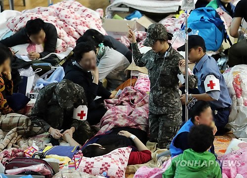 Người nhà các nạn nhân đang chờ đợi tại trung tâm cứu hộ và họ đang kiệt sức dần trong nỗi tuyệt vọng tột cùng.