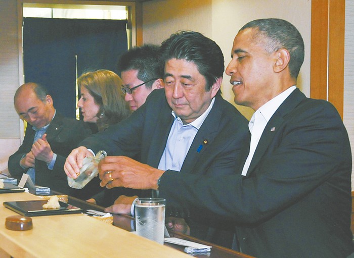 Thủ tướng Nhật Bản Shinzo Abe và Tổng thống Mỹ Obama uống sake bàn quốc sự.