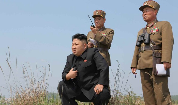 Nhà lãnh đạo Kim Jong-un ra tận thao trường trực tiếp chỉ huy.