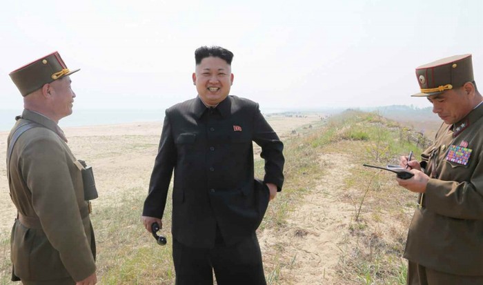 Kim Jong-un hài lòng với kết quả diễn tập bắn đạn thật.