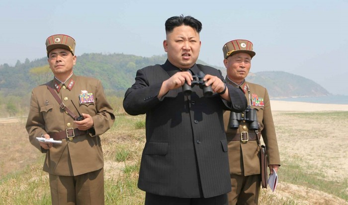 Kim Jong-un quan sát cuộc tập trận.
