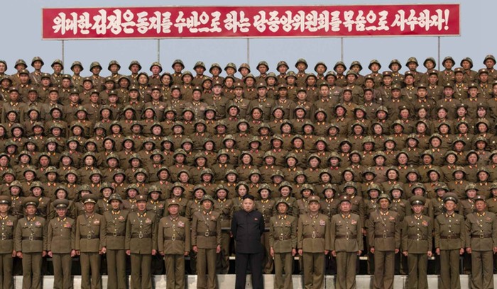 Kim Jong-un chụp ảnh chung cùng các nữ pháo thủ Bắc Triều Tiên.