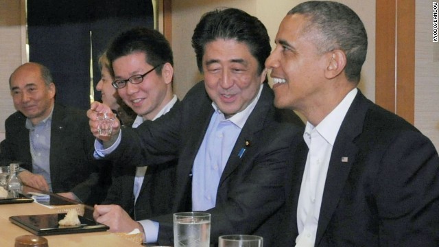 Ông Shinzo Abe nâng ly mời khách quý.