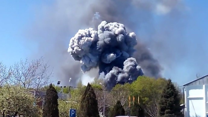 Cột khói bốc lên từ sân bay Kramatorsk.