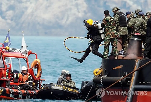 Các thợ lặn Hàn Quốc tiếp tục tìm kiếm nạn nhân đắm phà Sewol, 9 ngày trôi qua và không thấy 1 ai sống sót.