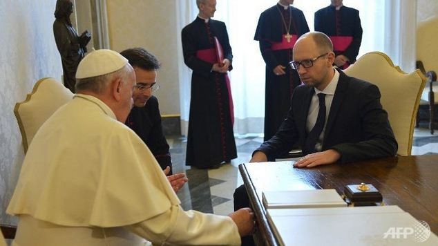 Giáo hoàng Francis và Thủ tướng Ukraine Yatsenyuk.