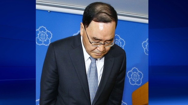 Thủ tướng Hàn Quốc cúi mình xin lỗi gia đình các nạn nhân và từ chức để nhận trách nhiệm.